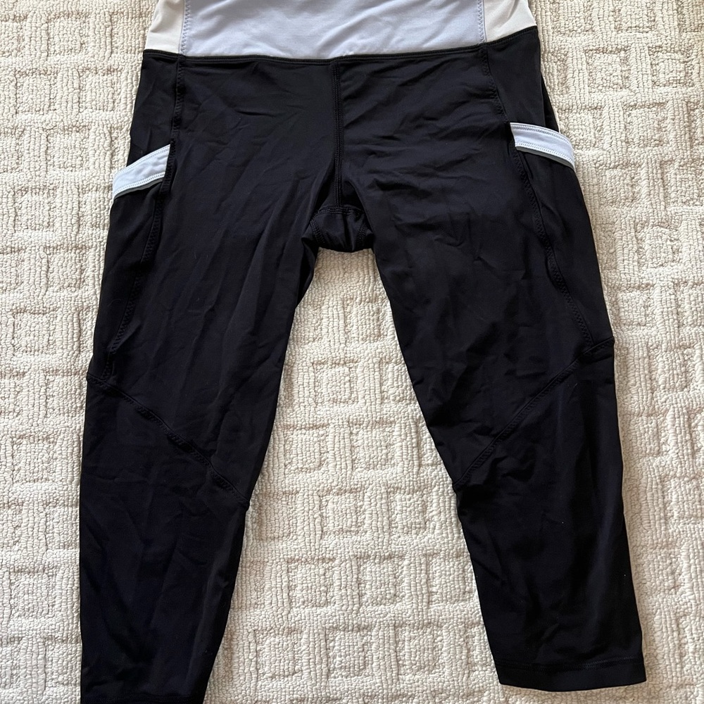 Women’s lululemon right below the knee workout pants